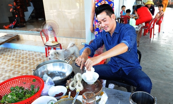 Ca sĩ Nguyễn Phi Hùng chuyển nghề “bếp vườn” và bán nước mía